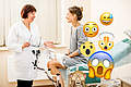 Frau sitzt auf Untersuchungsstuhl der Frauenärztin, beide lachen