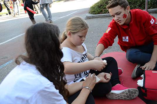 Die Welser Jugendgruppe des Roten Kreuzes beim Erste-Hilfe-Training
