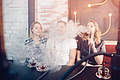 Besucher einer Shisha-Bar beim Rauchen