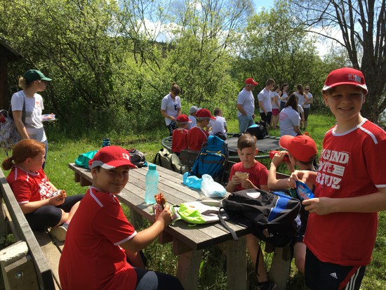 Rotkreuz-Jugendgruppen beim Wandern