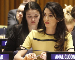 Amal Clooney bei UN