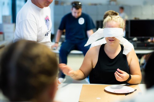 Betreuerin mit verbundenen Augen beim Alternativbewerb