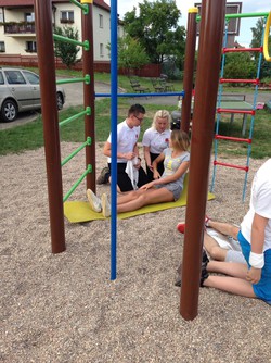 Erste-Hilfe-Bewerb an einem Spielplatz in Tschechien