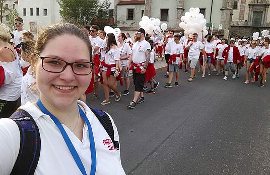 Spaziergang mit Heißluftballons am Landesjugendlager Steyr