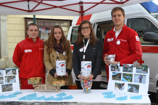 Jovana und Selma bei ihrer Sammelaktion