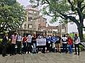 Die Teilnehmer_innen des Youth Action Forums in Hiroshima mit einem Plakat