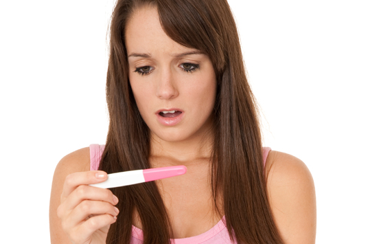 © iStockphoto.com Mädchen mit Schwangerschaftstest